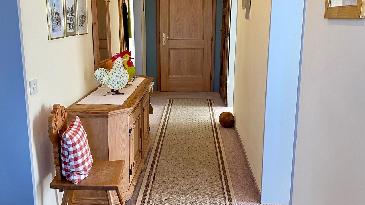 Ferienwohnung Wendelstein Flur mit Komode und Spiegel Ferienwohnung Wendelstein Flur mit Komode und Spiegel